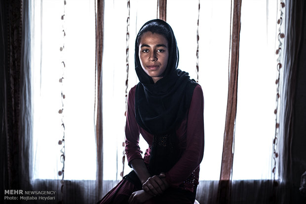 پریا معرفتی 14 ساله اهل روستای بهرام ششم ابتدایی معدل 14