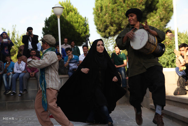 مسئولان علت انتقال جشنواره تئاتر باغملک را اعلام کنند