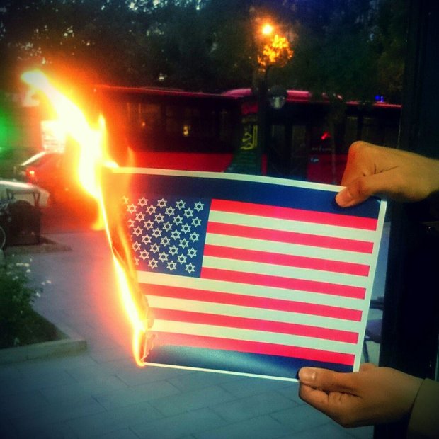 کمپین ایرانی‌ها برای سوزاندن پرچم آمریکا