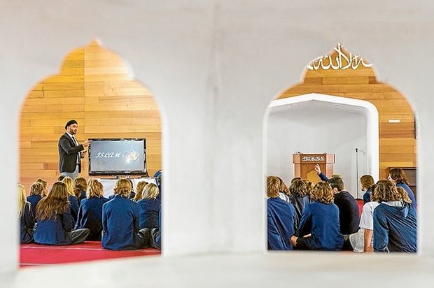 آشنایی دانشجویان استرالیایی با اسلام در مسجد