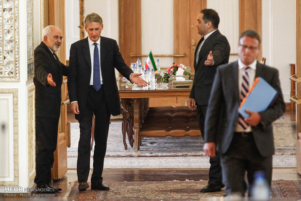 Zarif, Hammond hold joint press conference