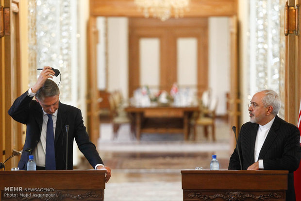 Zarif, Hammond hold joint press conference