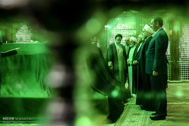 رئيس الجمهورية واعضاء الحكومة يزورون مرقد الامام الخميني(رض)