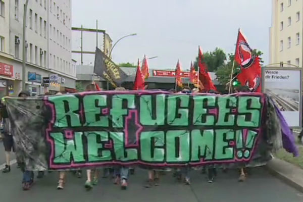 فیلم/ حمایت مردم آلمان از مهاجرین 