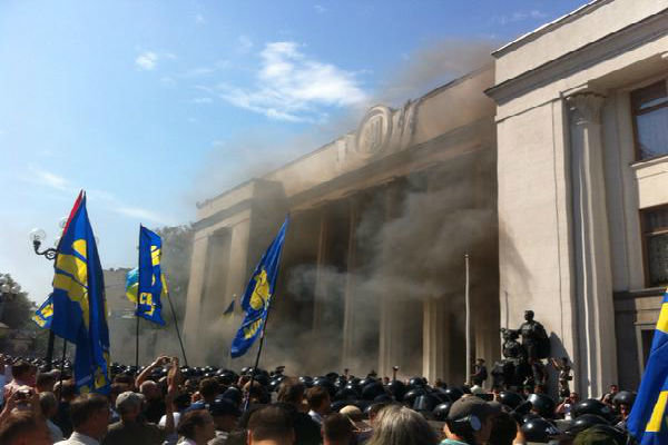 وقوع درگیری در مقابل پارلمان اوکراین 