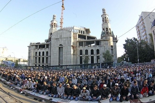 ماسکو میں روسی انقلاب کی یاد میں مارچ پاسٹ کا مظاہرہ  