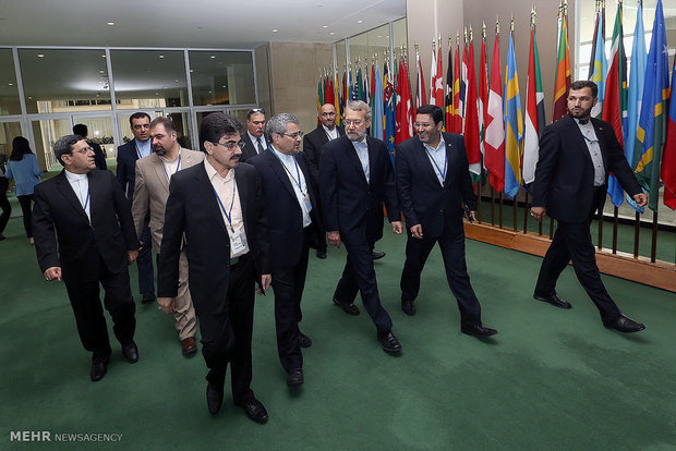 Larijani meets anti-Zionist Jews, Asian, European counterparts