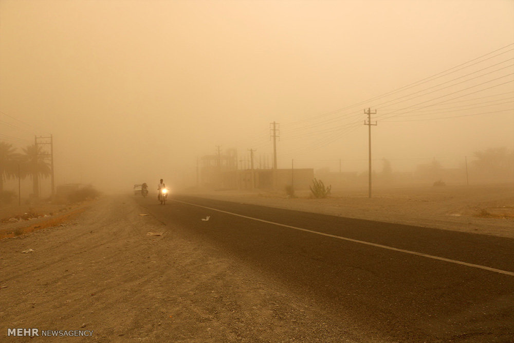 طوفان گرد و غبار در حاجی آباد فارس