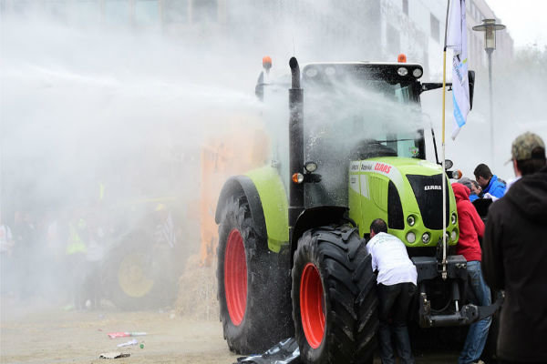 اعتراض المزارعين على السياسيين في بلجيكا