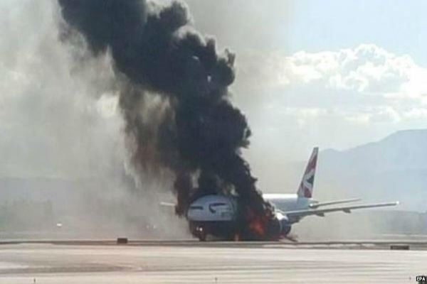 فلم/ امریکہ میں مسافر طیارے کے انجن میں آگ لگ گئی 