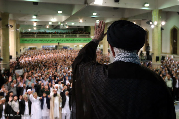 لقاء حشود شعبية مع قائد الثورة الاسلامية
