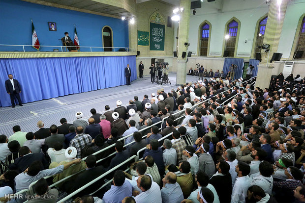 لقاء حشود شعبية مع قائد الثورة الاسلامية