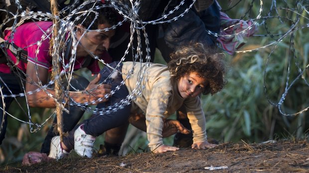 Hungary restricts refugees entrance, declares emergency