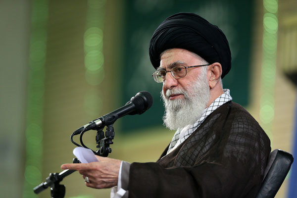 قائد الثورة : العدو يريد التغلغل في مراكز اتخاذ وصنع القرارات في ايران
