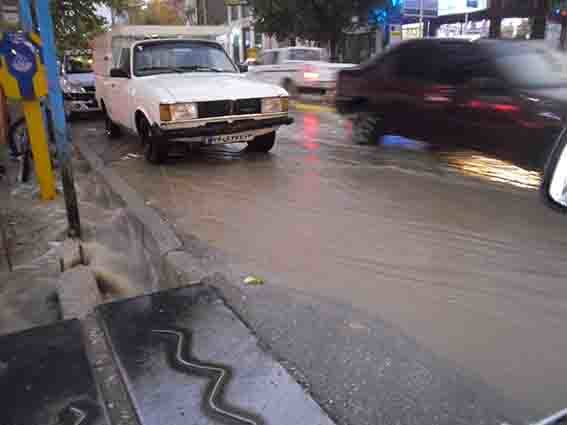 رگبار باران در چهارمحال و بختیاری/جوی‌ آب در خیابان‌ها سرازیر شد