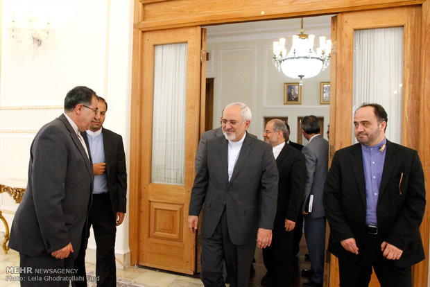 Zarif receives Japanese official