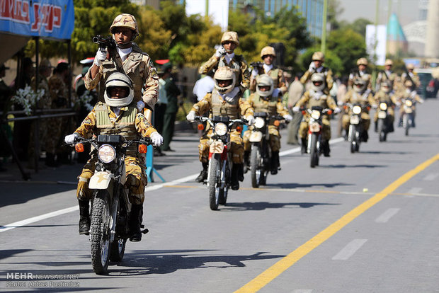 Isfahan armed forces hold parade