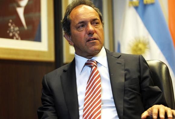 Presidential candidate Scioli leads polls, makes proposals