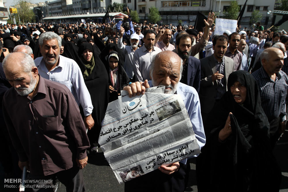 احتجاج المشاركين في صلاة جمعة طهران على وقوع مأساة تدافع الحجاج في مشعر منى