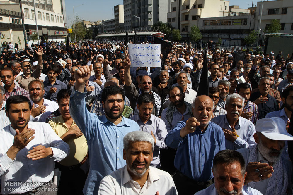 احتجاج المشاركين في صلاة جمعة طهران على وقوع مأساة تدافع الحجاج في مشعر منى