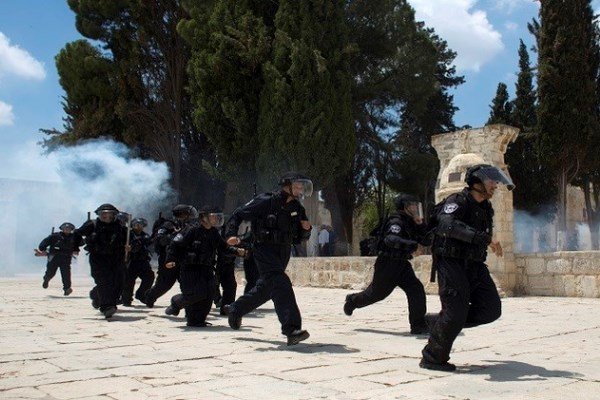 زخمی شدن ۱۵ فلسطینی در حمله به مسجدالاقصی