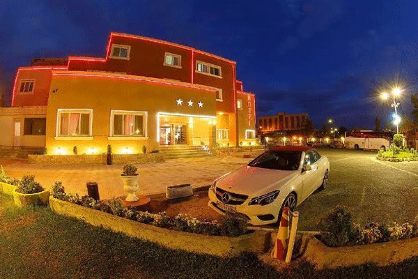 عباسی: ۱۰ هزار گردشگر خارجی در هتلهای جهانگردی ایران اقامت کردند عباسی: ۱۰ هزار گردشگر خارجی در هتلهای جهانگردی ایران اقامت کردند