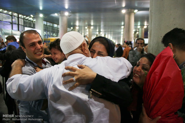 First group of Iranian hajj pilgrims returns 