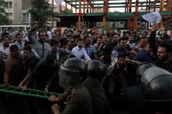 ممانعت پلیس از تجمع معترضان مقابل کنسولگری عربستان در مشهد