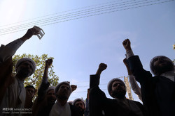تجمع طلاب و روحانیون مقابل دفتر رئیس مجلس در قم