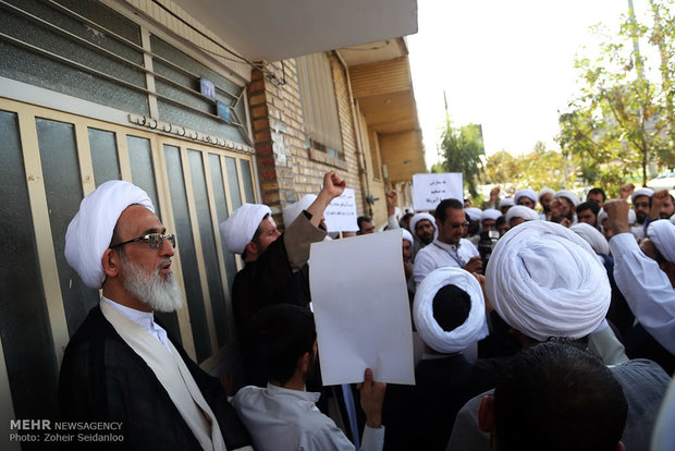 تجمع طلاب و روحانیون مقابل دفتر رئیس مجلس در قم