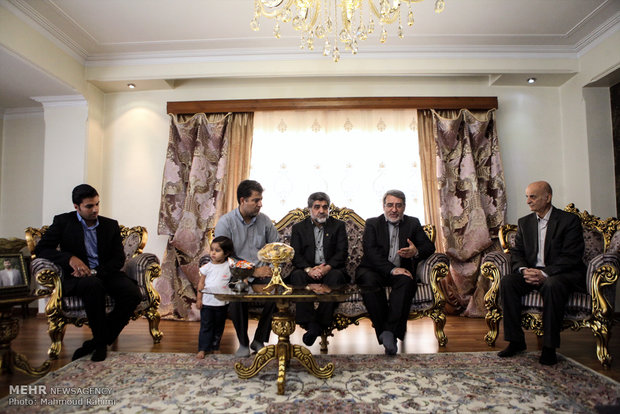 دیدار وزیر کشور و استاندار تهران با خانواده های فاجعه منا