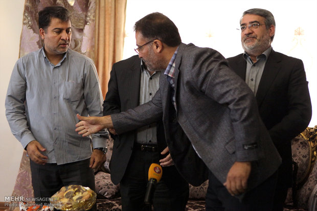 دیدار وزیر کشور و استاندار تهران با خانواده های فاجعه منا