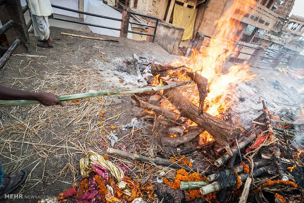 سنت سوزاندن مردگان در هند