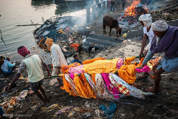 سنت سوزاندن مردگان در هند