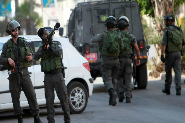 قوات الاحتلال تعتقل 22 فلسطينيا خلال حملة مداهمات واسعة في الضفة الغربية