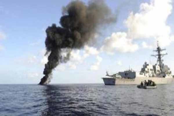 تصاویر حمله نیروهای یمنی به کشتی انگلیسی