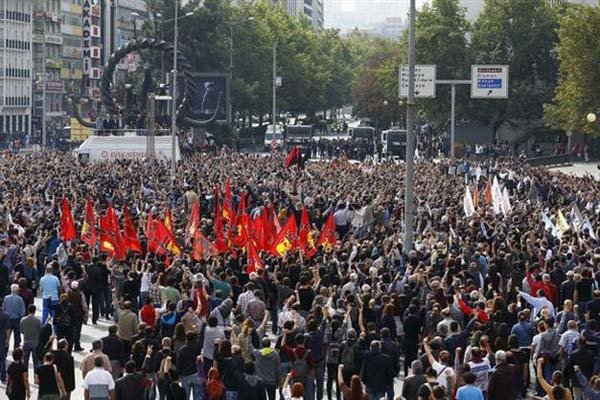Ankara'daki saldırı Türkiye'nin dört bir yanında protesto edildi Ankara'daki saldırı Türkiye'nin dört bir yanında protesto edildi