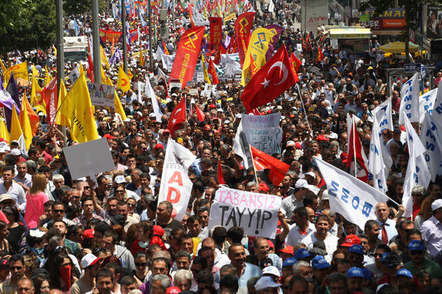 Thousands of demonstrators after attack in Ankara kills 95