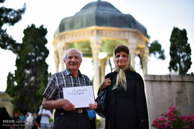 بیا و کشتی ما در شط شراب انداز  / خروش و ولوله در جان شیخ و شاب انداز