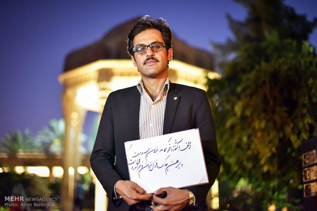 زلف آشفته و خوی کرده و خندان لب و مست/ پیرهن چاک و غزل خوان و صراحی در دست