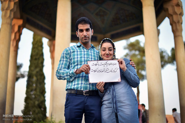 زان یار دلنوازم شکریست با شکایت / گر نکته دان عشقی بشنو تو این حکایت