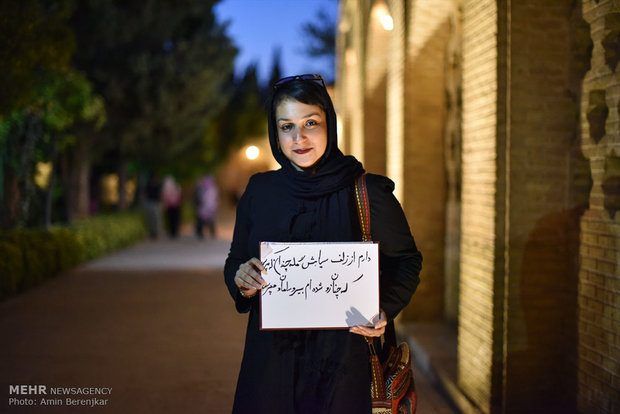 دارم از زلف سیاهش گله چندان که مپرس که چنان ز او شده‌ام بی‌سر و سامان که مپرس