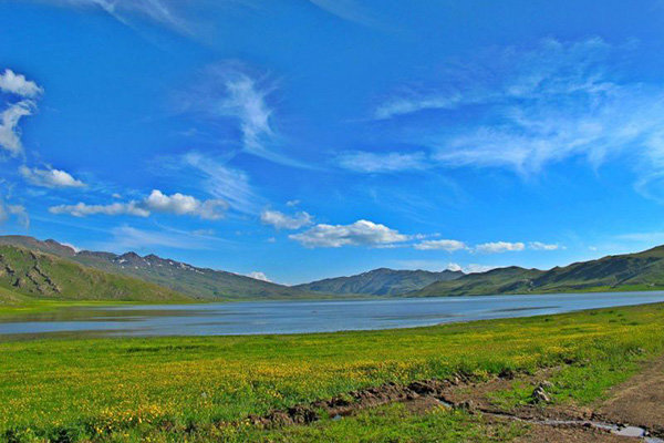 پاکسازی دریاچه نئور اردبیل به مناسبت هفته محیط زیست