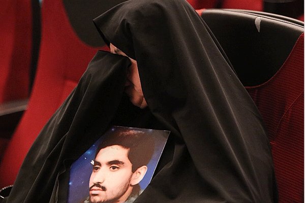 مادران شهدا فیلم «خاکستر و برف» را دیدند