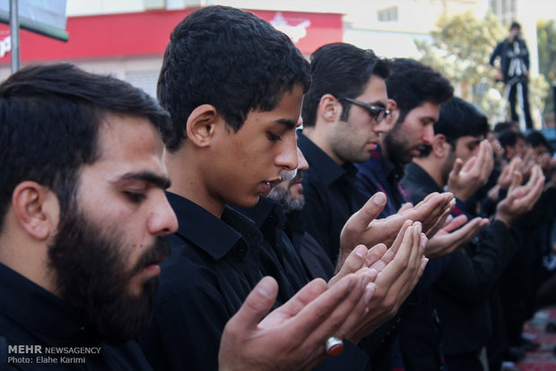 İran’ın dört bir yanında Aşura öğlen namazı kılındı İran’ın dört bir yanında Aşura öğlen namazı kılındı