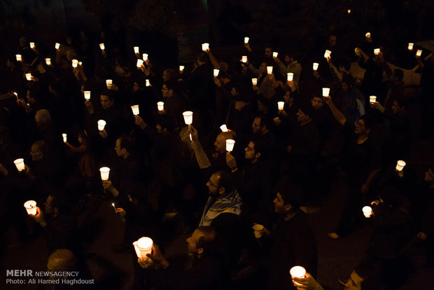 شمع‌هایی که به یادشهدای کربلاروشن شد/عزاداری پیاده در استان تهران