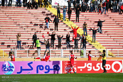 استقبال اندک پرشورها از بازی در روز بارانی تبریز/ ملوان دسته یکی شد!