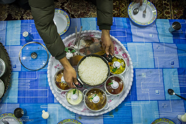 Iranian women cook for Muharram mourners