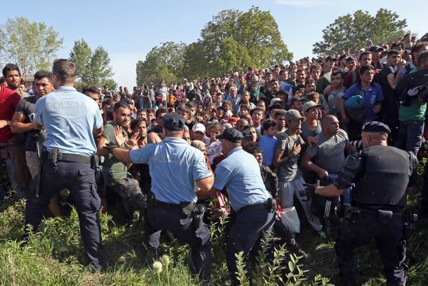 Croatia collapsed by immigration crisis seeks help from EU