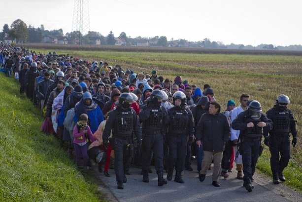 Footage of EU refugee crisis at Slovenia-Croatia border 